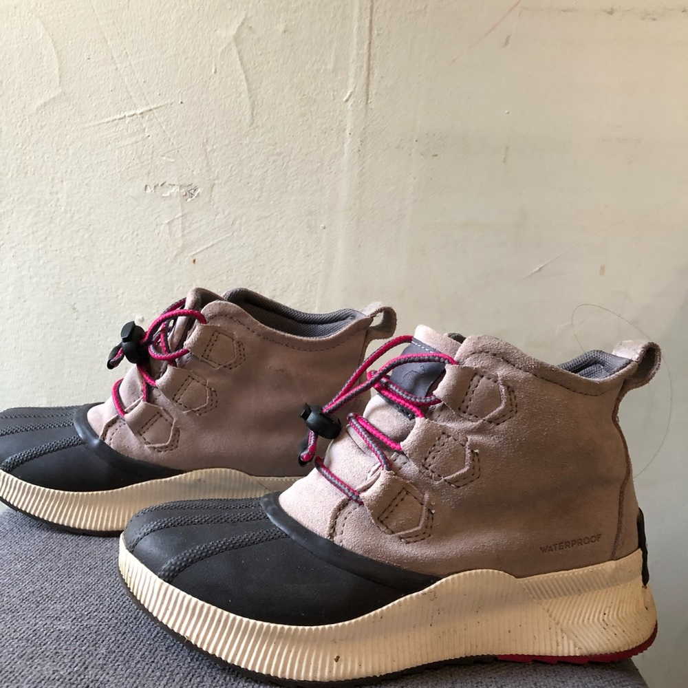 Sorel out and about rain boots in size 4 big kids!